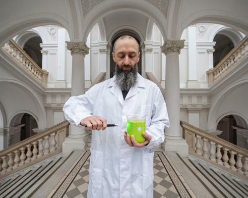 Naukowcy z IChF PAN dokładając do znanych teorii na temat fluorescencji zmienną w postaci dyfuzji doszli do całkiem nowych konkluzji. Zdjęcie nawiązujące w symboliczny sposób do laserowej analizy ruchu cząsteczek zostało zrealizowane w gościnnych progach Politechniki Warszawskiej. Fot: Grzegorz Krzyżewski.