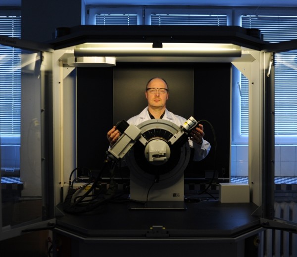 Photo gallery - category: Research - Dr Roman Luboradzki at an x-ray diffractometer used to examine crystal structures of xerogels.